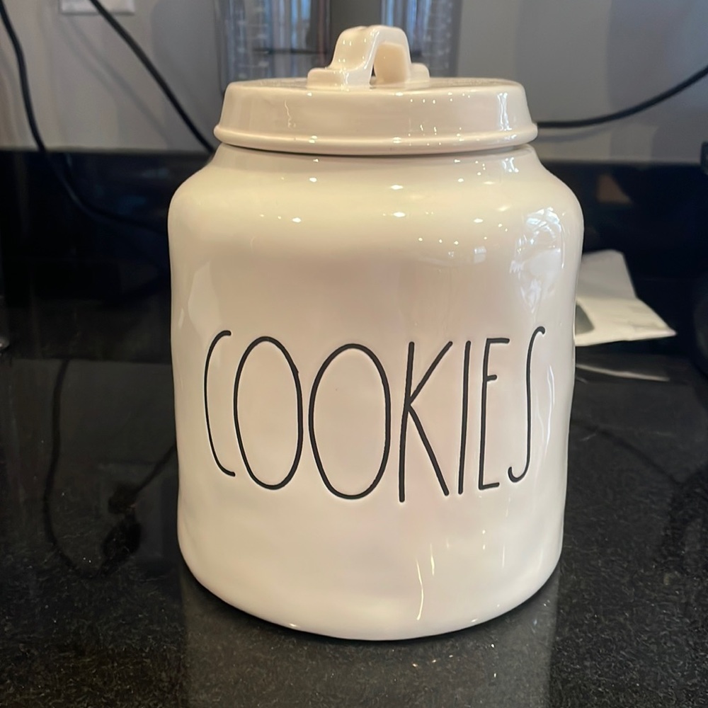 Rare early edition Rae Dunn “cookie” canister by Magenta